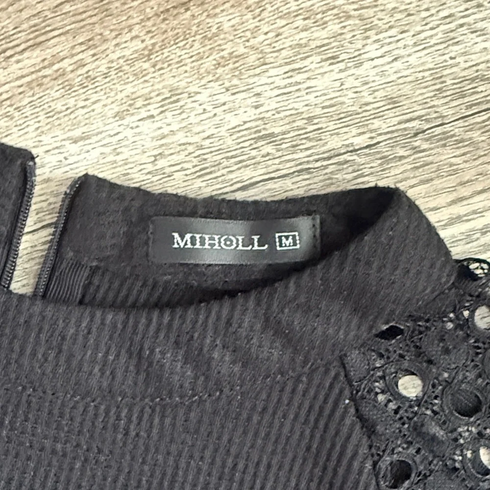 Elegant Black Lace Sleeve Blouse - Picture 3 of 5
